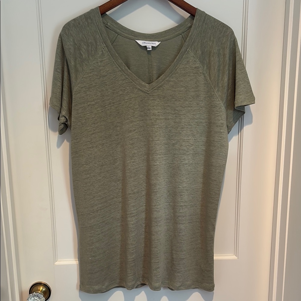 The Company Store 100% linen heathered slub V neck t shirt with raglan sleeves